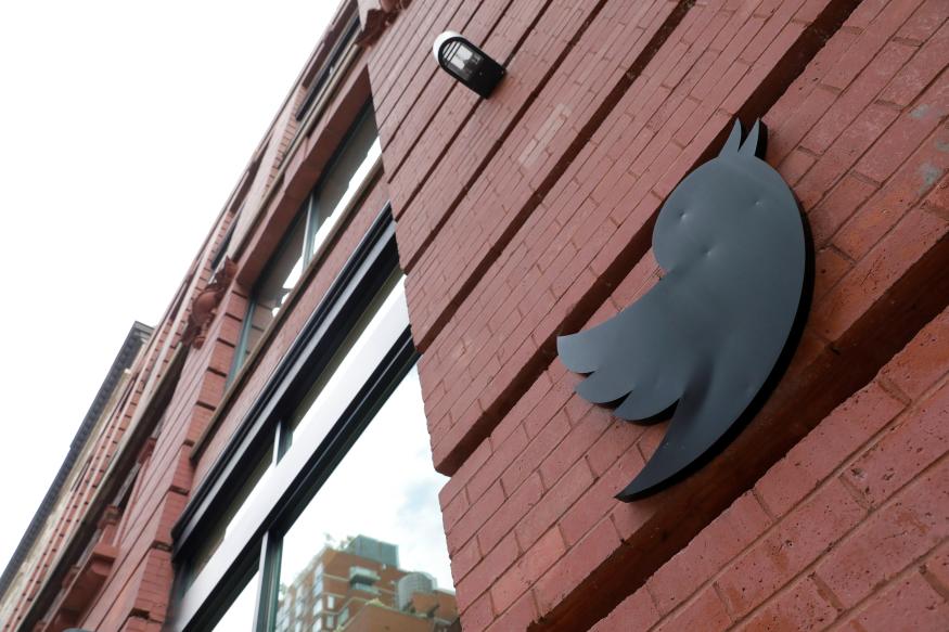 A logo is seen on the New York Twitter offices after they announced they will close their re-opened offices effective immediately in response to updated CDC guidelines during the outbreak of the coronavirus disease (COVID-19) in Manhattan, New York City, U.S., July 29, 2021. REUTERS/Andrew Kelly