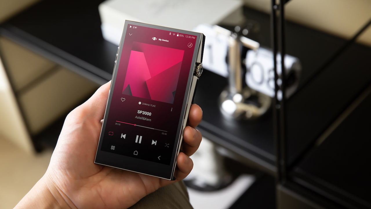 Astell&Kern A&ultima SP3000 DAP Right SideAstell&Kern A&ultima SP3000 DAP in-hand lifestyle