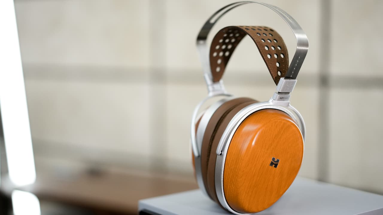 HiFiMAN Audivina Closed-back Planar Headphones Lifestyle