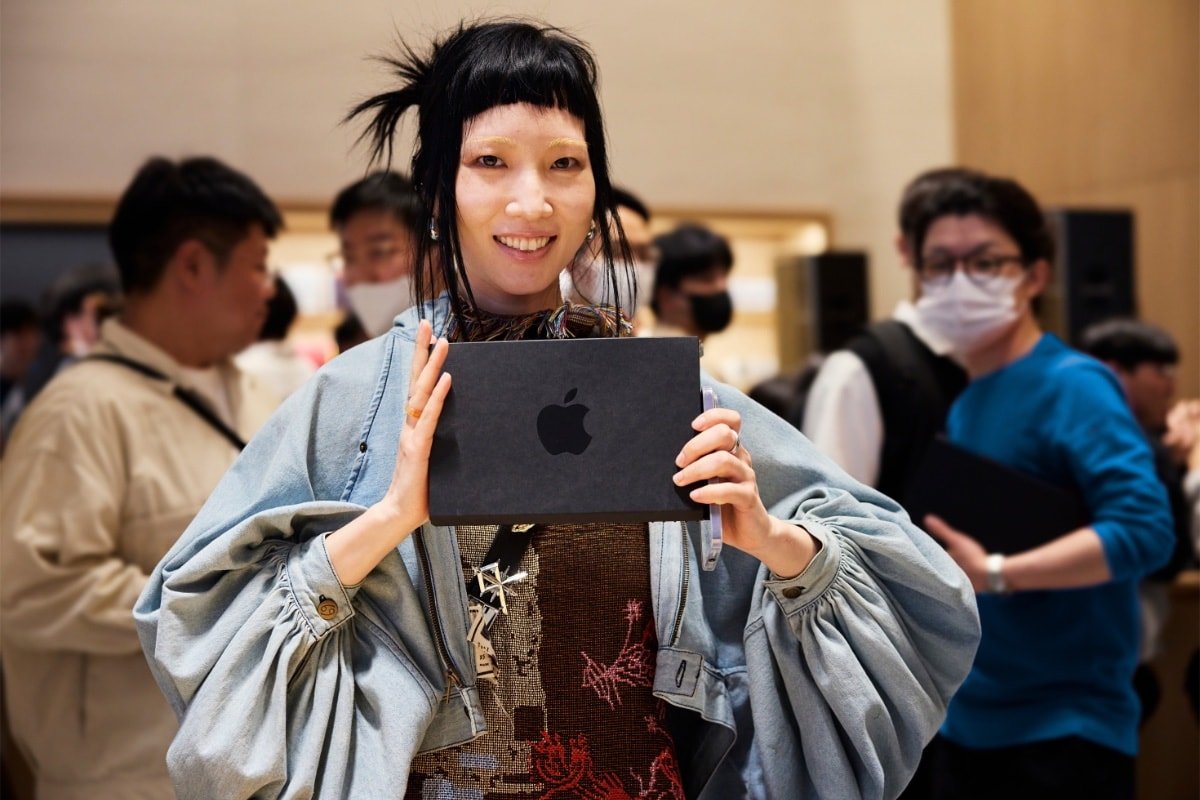 A happy customer at Apple Gangnam in Seoul