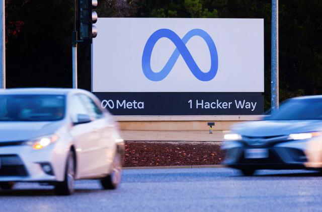 Morning commute traffic streams past the Meta sign outside the headquarters of Facebook parent company Meta Platforms Inc in Mountain View, California, U.S. November 9, 2022.  REUTERS/Peter DaSilva