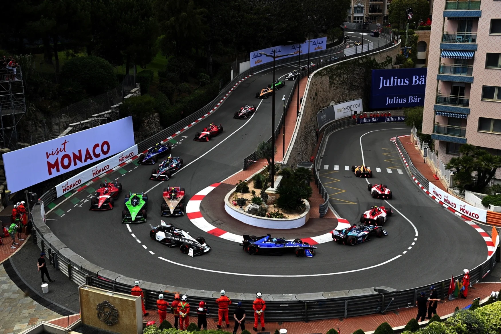 Jake Hughes, NEOM McLaren Formula E Team, e-4ORCE 04 leads Sacha Fenestraz, Nissan Formula E Team, Nissan e-4ORCE 04  (Jake Hughes, NEOM McLaren Formula E Team, e-4ORCE 04 leads Sacha Fenestraz, Nissan Formula E Team, Nissan e-4ORCE 04, ASCII, 118 co