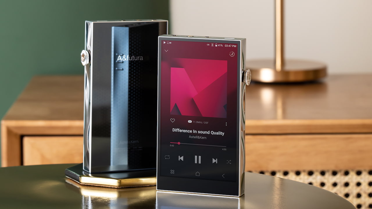 Astell&Kern A&futura SE300 portable DAP lifestyle