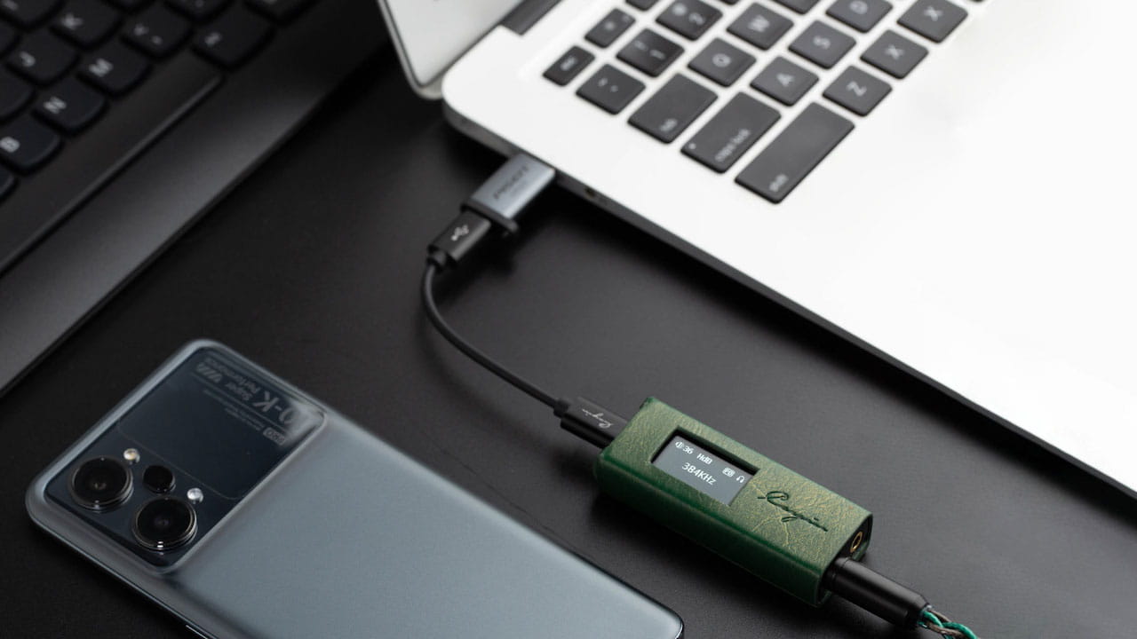 Cayin RU7 Dongle DAC connected to MacBook