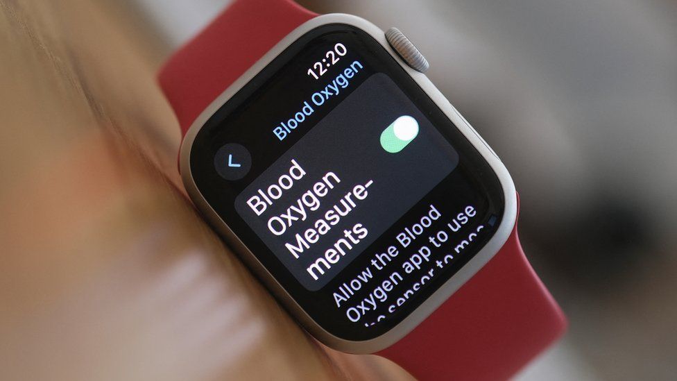 Apple Watch 9 displays the blood-oxygen level detection settings.